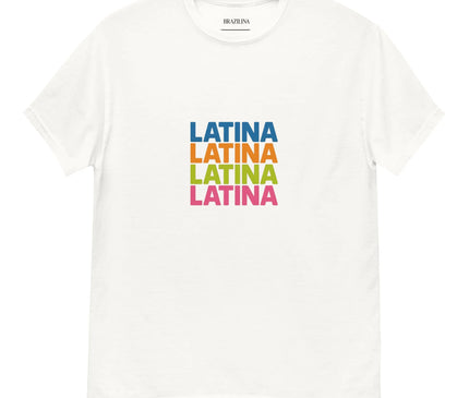 T-shirt blanc unisexe avec l'inscription colorée 'LATINA' répétée quatre fois en bleu, orange, vert et rose, célébrant la culture et l'identité latine avec un design vibrant inspiré de l'énergie et de la richesse culturelle brésilienne.