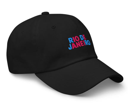 Casquette noire avec design minimaliste et contemporain, affichant les mots 'Rio de Janeiro' brodés en bleu et rose, inspirée par l'énergie festive et la culture brésilienne. Parfaite pour représenter l'esprit vibrant et tropical de Rio.
