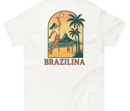 T-shirt blanc avec un design inspiré du Brésil, représentant un paysage tropical avec des palmiers, une joueuse de volleyball en action, un filet sur une plage, et le mot 'Brazilina' en dessous, évoquant l'énergie et la culture vibrantes brésiliennes.
