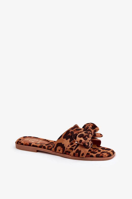 Sandales brésiliennes élégantes pour femme avec imprimé animal léopard, nœud décoratif et design tropical rappelant les plages de Copacabana. Style décontracté et raffiné, parfait pour les soirées estivales et les looks inspirés de la mode brésilienne.