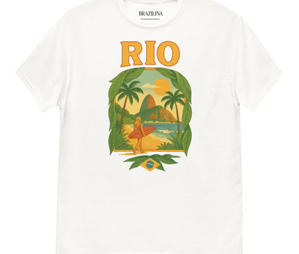 T-shirt blanc inspiré de Rio de Janeiro avec un design représentant un paysage tropical iconique, incluant des palmiers, le Pain de Sucre, un coucher de soleil, et un surfeur symbolisant l'énergie et l'esprit aventurier du Brésil. Parfait pour mettre en avant la culture brésilienne et son ambiance festive.