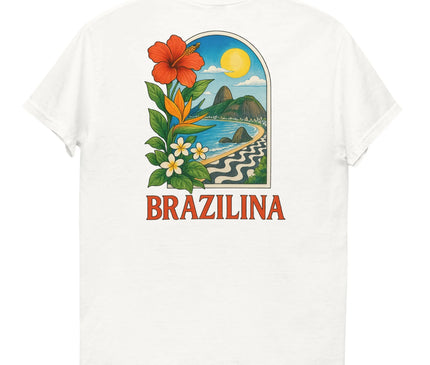 T-shirt blanc avec un design vibrant représentant l'essence du Brésil, incluant des fleurs tropicales comme l'hibiscus rouge et l'oiseau de paradis, une plage iconique avec un motif en pavés noirs et blancs, des montagnes et un ciel ensoleillé. Le mot 'Brazilina' est inscrit en orange vif sous l'illustration.