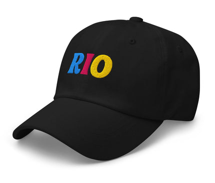 Casquette noire Rio avec broderie multicolore, représentant les lettres R, I et O en bleu, rose et jaune. Inspirée du Brésil, elle évoque l'énergie des carnavals et l'esprit festif de Rio de Janeiro, parfaite pour un style vibrant et authentique.