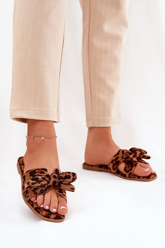 Sandales à motif léopard avec nœud décoratif, inspirées du style tropical brésilien, associées à un look raffiné et décontracté. Idéal pour les soirées d'été ou les ambiances festives, rappelant l'élégance et l'énergie chaleureuse de Copacabana.