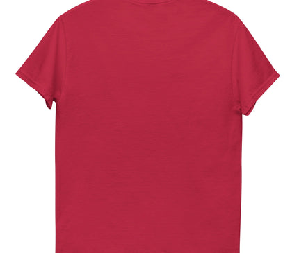 T-shirt rouge au design inspiré de l'esprit vibrant et chaleureux du Brésil, incarnant des éléments graphiques tels que des paysages tropicaux, des palmiers et des couchers de soleil. Ce vêtement célèbre l'ambiance détendue des plages brésiliennes et la richesse de la flore tropicale avec des touches modernes et créatives.