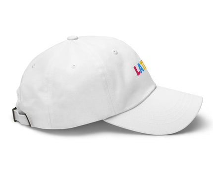 Casquette blanche avec l'inscription 'LATINA' en lettres colorées symbolisant la culture vibrante du Brésil. Design inspiré par les traditions latino-américaines, la musique festive et les couleurs éclatantes des événements culturels brésiliens.