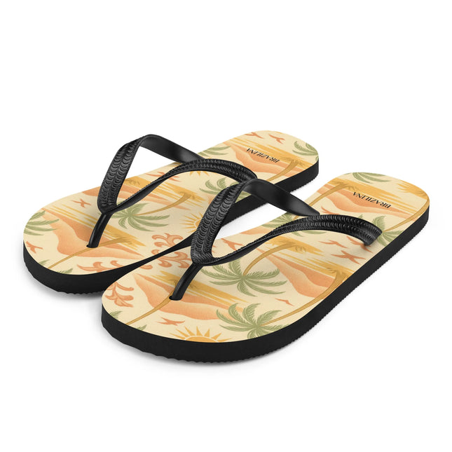 Tongs brésiliennes inspirées des paysages tropicaux, avec un design évoquant les plages de Copacabana et Ipanema, ornées de motifs de palmiers, soleil et nature luxuriante, sur une semelle beige et des brides noires, parfaites pour un style décontracté et estival.