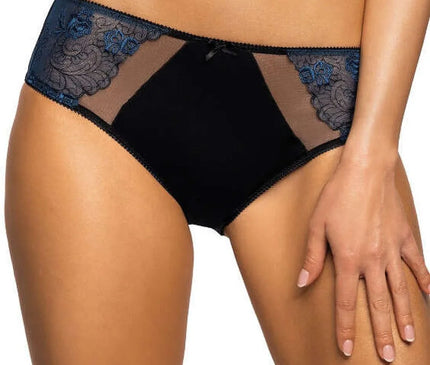 Sous-vêtement style brésilien élégant et sensuel, culotte noire avec dentelle bleu marine, détails raffinés et découpes délicates inspirés des motifs artisanaux du Brésil, célébrant la féminité avec audace, sophistication et confort.