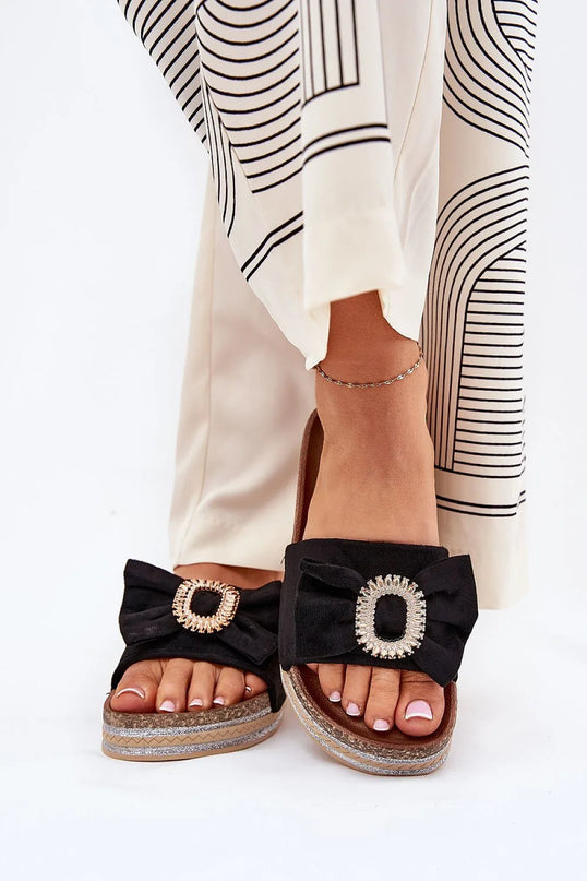 Sandales élégantes et décontractées d'inspiration brésilienne, ornées de détails raffinés, comme des boucles décoratives incrustées, et dotées d'une semelle compensée texturée. Idéales pour un style bohème chic, elles reflètent le charme artisanal et l'esprit tropical du Brésil.