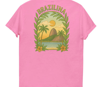 T-shirt rose avec un design vibrant inspiré du Brésil, incluant une illustration de palmiers, coucher de soleil, feuillages tropicaux et le Pain de Sucre, symbole emblématique du pays, entouré de motifs floraux verts et jaunes, évoquant la nature tropicale et l'énergie des plages brésiliennes.