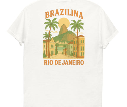 T-shirt blanc avec un design inspiré de Rio de Janeiro, représentant des palmiers, des bâtiments à l'architecture typique et le mont du Pain de Sucre sous un ciel ensoleillé. L'inscription 'Brazilina Rio de Janeiro' évoque l'énergie festive et les paysages tropicaux du Brésil.
