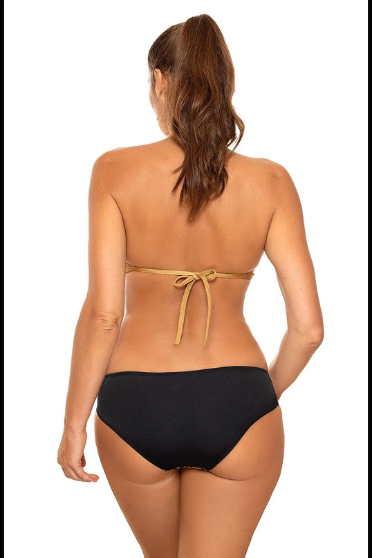 Vue arrière d'un maillot de bain inspiré du style brésilien, avec un design minimaliste, agrémenté d'un haut noué doré et d'un bas noir élégant. Ce modèle incarne l'énergie vibrante de Copacabana et l'esprit festif des plages de Rio, parfait pour mettre en valeur la silhouette avec raffinement.