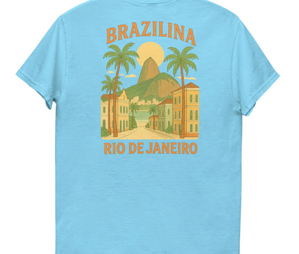 T-shirt bleu ciel avec design inspiré de Rio de Janeiro, mettant en avant des palmiers, des bâtiments typiques et le Pain de Sucre sous un soleil tropical, illustrant l'ambiance vibrante et ensoleillée du Brésil. Idéal pour un style décontracté et exotique.