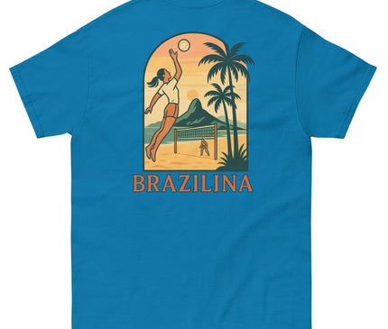 T-shirt bleu vibrant inspiré du Brésil avec un design tropical mettant en scène une joueuse de volley-ball sautant pour frapper un ballon, entourée de palmiers, d'une plage ensoleillée et d'une vue sur la montagne, avec le mot 'Brazilina' écrit en bas.