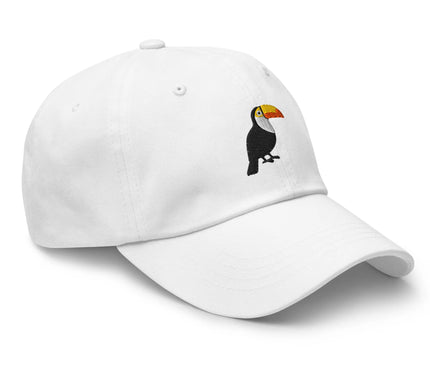 Casquette blanche brodée avec un toucan, symbole de la faune brésilienne et de la biodiversité tropicale. Design élégant et décontracté inspiré de la mode brésilienne, parfait pour afficher un style exotique et joyeux.