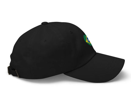 Casquette noire avec un motif en forme de cœur inspiré du drapeau brésilien, représentant l'énergie et la culture vibrante du Brésil. Accessoire parfait pour afficher l'amour du pays du football, de la samba et des paysages tropicaux emblématiques.