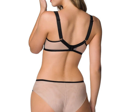 Vue arrière du bas de bikini Xanthe en beige avec détails noirs, fabriqué avec un tissu délicat semi-transparent et des broderies subtiles. Sa coupe élégante souligne la silhouette féminine en offrant confort et style moderne. Idéal pour une tenue de lingerie alliant chic et praticité.