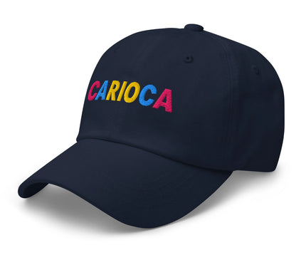 Casquette bleu marine avec inscription 'Carioca' brodée en lettres colorées (rose, jaune et bleu), représentant la culture festive et dynamique du Brésil, inspirée par l'énergie de Rio de Janeiro. Accessoire contemporain et décontracté, parfait pour refléter l'esprit chaleureux et joyeux brésilien.