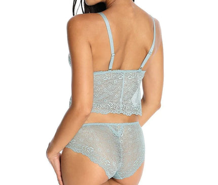 Culotte Lucky en dentelle délicate couleur mer pour femme, style romantique et aérien, vue arrière portée, avec détails travaillés et gousset en coton, idéale pour envelopper les courbes féminines avec élégance.