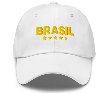 Casquette blanche aux couleurs du Brésil avec le mot 'Brasil' brodé en jaune et cinq étoiles dorées symbolisant les victoires emblématiques du pays au football. Accessoire célébrant la culture brésilienne, la passion sportive et la fierté nationale.