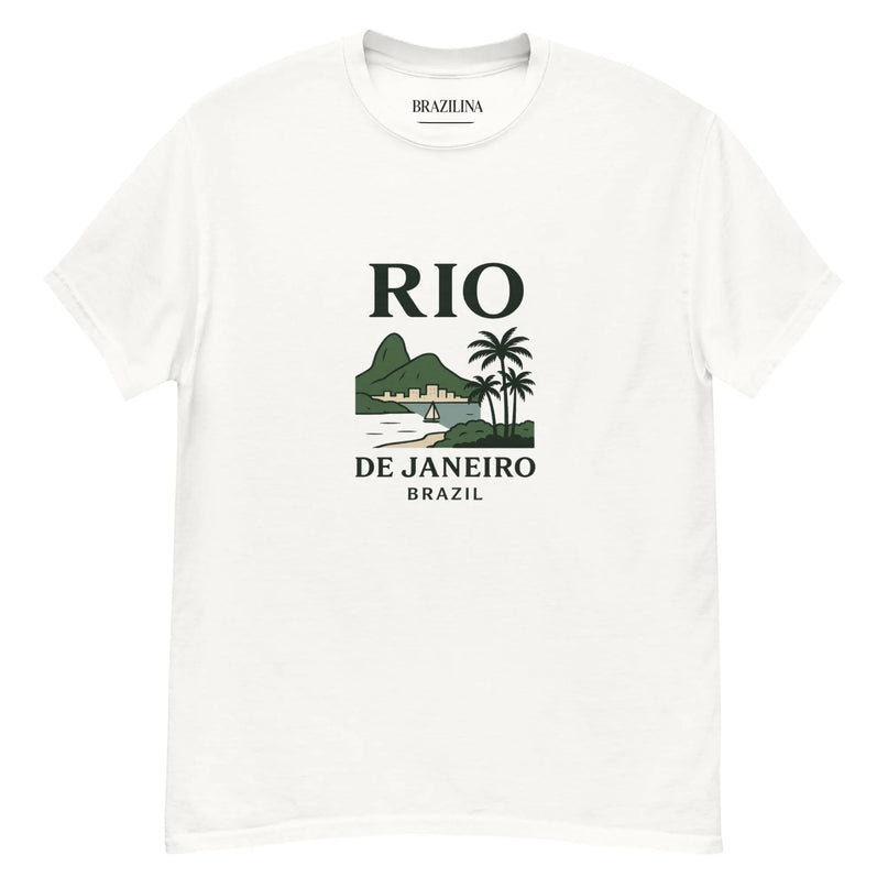 T-shirt blanc célébrant Rio de Janeiro avec un design représentant le Pain de Sucre, des voiliers et des palmiers, accompagné du texte 'Rio de Janeiro, Brazil'. Parfait pour promouvoir le charme naturel et l'énergie festive de cette ville brésilienne emblématique.