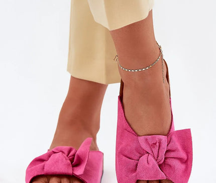 Sandales brésiliennes décontractées en rose, ornées d'un nœud élégant, fabriquées avec des matières naturelles pour un confort optimal. Inspirées des plages de Copacabana et des danses brésiliennes, elles incarnent un style vibrant et estival, parfait pour une journée ensoleillée.