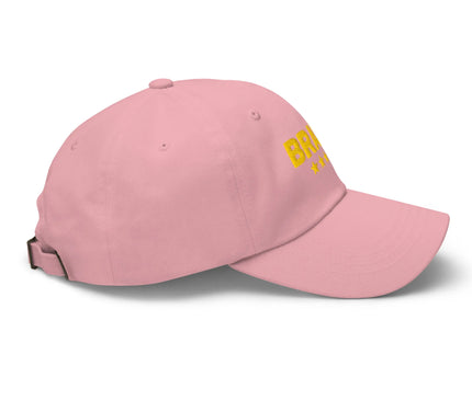 Casquette rose avec broderie jaune 'Brasil' et étoiles symbolisant les victoires du Brésil, célébrant la culture brésilienne, l'esprit du football, et le style décontracté et élégant.