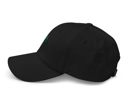 Casquette noire avec palmier brodé vert, inspirée par le Brésil, évoquant les paysages tropicaux et l'énergie ensoleillée des plages brésiliennes. Accessoire décontracté et raffiné, parfait pour incarner un style tropical et festif.