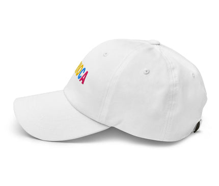 Casquette blanche avec l'inscription 'Carioca' brodée en lettres colorées jaune, bleu et rouge, inspirée de la culture festive et dynamique de Rio de Janeiro au Brésil, idéale pour un style décontracté et contemporain.