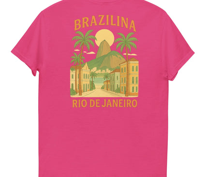 T-shirt rose avec un design inspiré de Rio de Janeiro, Brésil. Illustration représentant des palmiers, des bâtiments colorés dans un style architectural typique et le mont du Pain de Sucre sous un soleil doré, évoquant les paysages vibrants et tropicaux brésiliens. Texte 'Brazilina Rio de Janeiro' en lettres jaunes. Parfait pour un style exotique et décontracté.