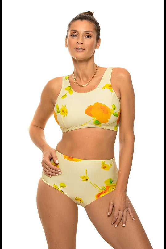 Maillot de bain inspiré de la mode brésilienne, design jaune avec motifs floraux tropicaux jaune et orange, mettant en avant une silhouette élégante et sophistiquée. Un style alliant authenticité et esprit ensoleillé, idéal pour refléter l'ambiance des plages iconiques comme Ipanema et Copacabana.