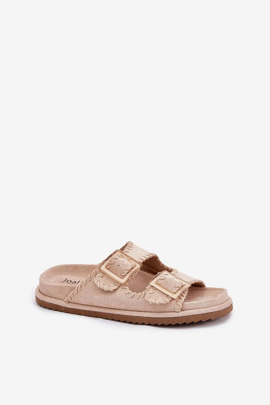 Claquettes pour femmes en suédine écologique beige avec boucles décoratives à l'avant et coutures apparentes, semelle profilée en cuir naturel, talon de 8,5 cm, idéales pour les tenues estivales et les vacances.