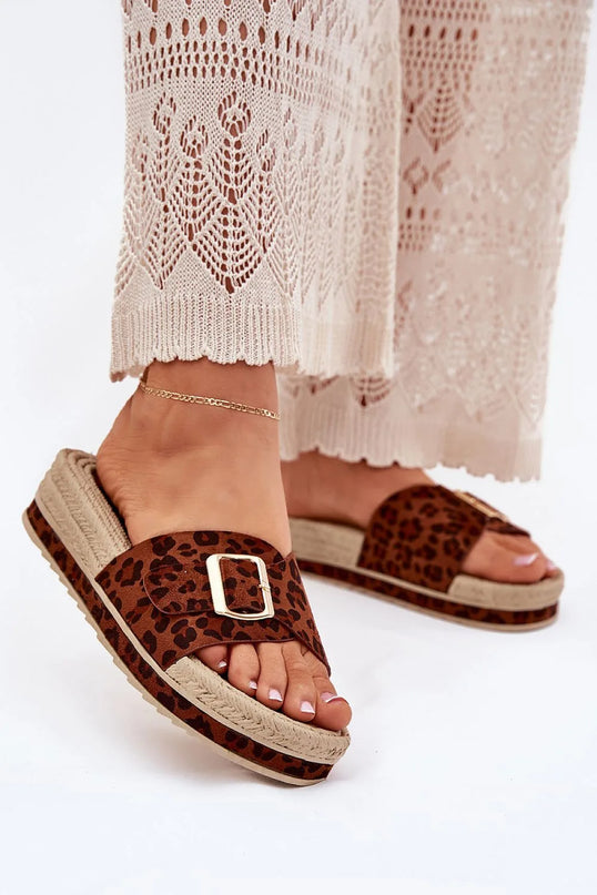 Sandales pour femmes en suédine écologique avec motif léopard, sangle réglable avec boucle dorée, plateforme de 4 cm ornée d'une imitation de tressage, idéales pour un look moderne et décontracté, portées avec une robe en dentelle beige.
