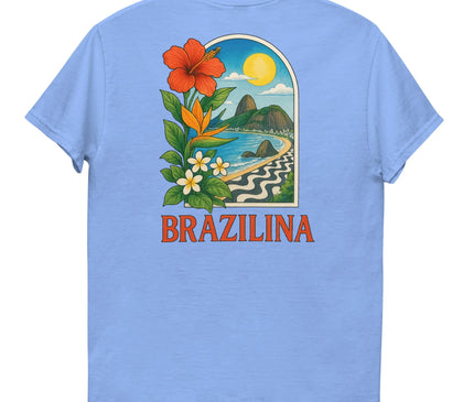 T-shirt bleu représentant un design inspiré du Brésil, avec un visuel tropical montrant des fleurs exotiques comme un hibiscus rouge, un paysage de plage avec des montagnes, un chemin en motif noir et blanc, un soleil lumineux et le texto 'Brazilina' en lettres rouges. Ce vêtement capture l'énergie festive et la beauté naturelle de la culture brésilienne.