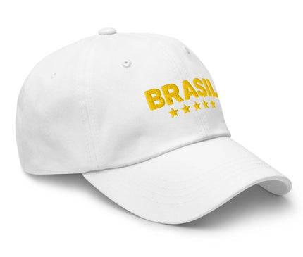 Casquette blanche avec inscription brodée 'BRASIL' en jaune et cinq étoiles, célébrant les victoires du Brésil en football. Accessoire de mode inspiré de la culture brésilienne, alliant fierté nationale et élégance décontractée.