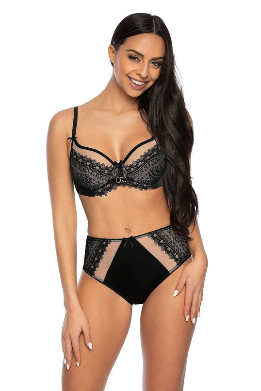 Sous-vêtement glamour et sensuel d'inspiration brésilienne, ensemble comprenant un soutien-gorge en dentelle noire et une culotte taille haute avec des découpes et des détails élégants, reflétant la chaleur et l'élégance brésiliennes.