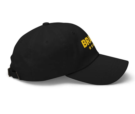 Casquette noire avec broderie jaune affichant le mot 'BRASIL' et des étoiles symbolisant les victoires du Brésil en football. Accessoire célébrant la culture brésilienne et l'esprit sportif.