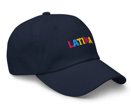 Casquette bleue avec le mot 'LATINA' brodé en lettres colorées (rose, bleu, jaune), inspirée de la culture brésilienne et des traditions latino-américaines, représentant l'esprit vibrant et festif du Brésil.