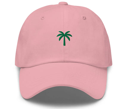 Casquette rose avec un palmier brodé vert au centre, inspirée de la culture brésilienne et des paysages tropicaux, parfaite pour un look décontracté et estival évoquant l'énergie ensoleillée du Brésil.