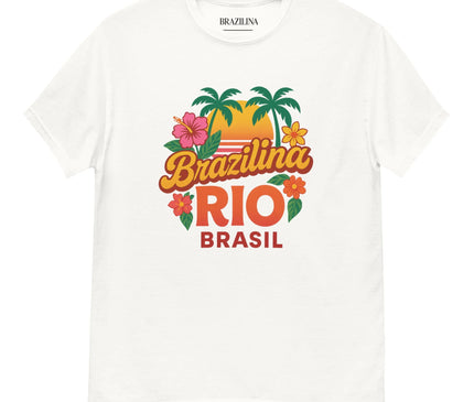 T-shirt blanc Brazilina avec design tropical inspiré du Brésil, mettant en avant des palmiers, un coucher de soleil, des fleurs exotiques comme des hibiscus, et les mots 'Brazilina Rio Brasil' en lettres colorées représentant l’ambiance festive et chaleureuse de Rio de Janeiro.