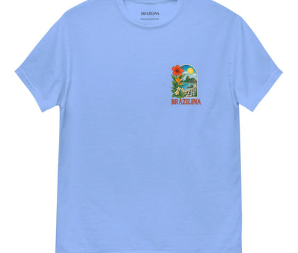 T-shirt bleu ciel avec un design vibrant inspiré du Brésil, représentant des paysages tropicaux, des fleurs exotiques et un visuel évoquant la nature et la culture brésilienne. Texte 'Brazilina' sur le design, symbolisant l'énergie festive et chaleureuse de cette destination emblématique.