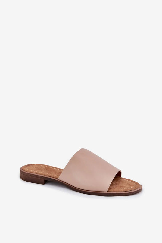 Sandales minimalistes brésiliennes couleur beige, design épuré et ouvert, inspirées par l'élégance décontractée des plages brésiliennes, offrant confort et légèreté pour l'été. Adaptées aux balades en bord de mer et aux sorties urbaines.