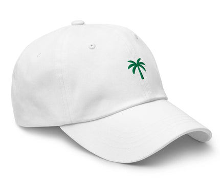 Casquette blanche inspirée du Brésil avec un palmier vert brodé sur le côté, symbolisant les paysages tropicaux et l'ambiance ensoleillée des plages brésiliennes. Accessoire décontracté parfait pour un look vibrant et relaxé.