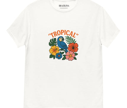 T-shirt blanc avec un design coloré représentant un perroquet bleu entouré de fleurs tropicales vibrantes et de feuillages exotiques. Le texte 'TROPICAL' en orange surplombe l'illustration, exprimant l'esprit festif et ensoleillé de la culture brésilienne. Idéal pour un style exotique et inspiré de la biodiversité du Brésil.