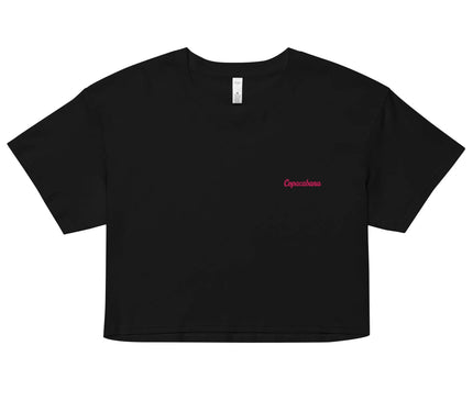 Crop top noir minimaliste avec l'inscription rose 'Copacabana' brodée sur la poitrine, inspiré par l'ambiance vibrante et festive de la plage de Copacabana à Rio de Janeiro, alliant élégance, confort et style brésilien décontracté.