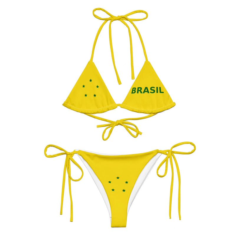 Bikini brésilien en jaune avec imprimé étoiles et inscription 'Brasil', inspiré des plages emblématiques du Brésil comme Copacabana et Ipanema, symbolisant l'élégance décontractée et l'esprit festif de la culture brésilienne.
