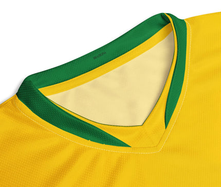 Gros plan sur un maillot de football brésilien jaune avec col en V vert, reflétant la passion et l'identité nationale du Brésil. Design épuré et inspiré du patrimoine sportif brésilien, parfait pour incarner l'énergie des stades et la culture festive du pays.