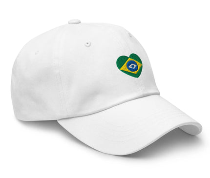 Casquette blanche avec un motif brodé en forme de cœur intégrant les couleurs et le design du drapeau brésilien, symbolisant l'amour et la fierté pour le Brésil. Accessoire tendance célébrant la culture brésilienne et parfait pour un style décontracté et unique.