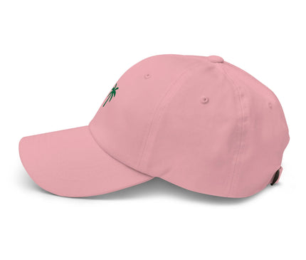 Casquette rose avec un palmier brodé vert, inspirée de l'ambiance tropicale et de la culture brésilienne, parfaite pour un style décontracté et estival, mettant en avant les paysages exotiques et l'énergie ensoleillée du Brésil.