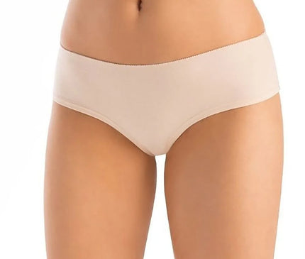 Culotte beige en tissu doux et fluide, inspirée de l'élégance brésilienne, avec une coupe minimaliste et confortable, idéale pour épouser les formes tout en offrant discrétion et aisance au quotidien.